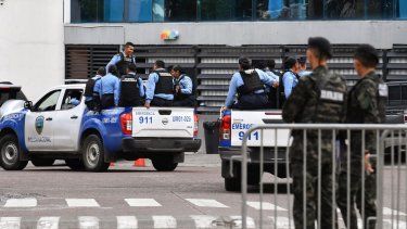 Agentes de policía patrullan la zona del Consejo Nacional Electoral en Tegucigalpa, el 5 de diciembre de 2025.