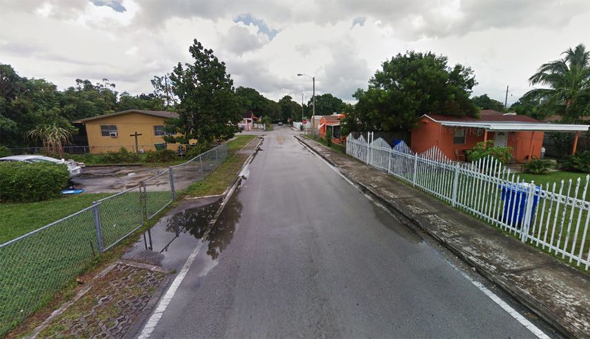 En esta calle del noroeste de Miami se produjo el robo a un estudiante que caminaba rumbo a su casa después de salir de la escuela.