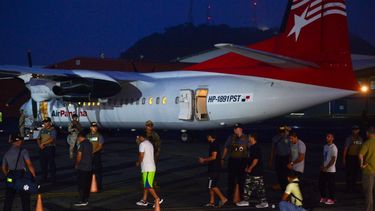 Migrantes colombianos caminan esposados y con grilletes hacia un avión para ser deportados en el aeropuerto Marcos A. Gelabert de Albrook en la Ciudad de Panamá, el martes 20 de agosto de 2024.