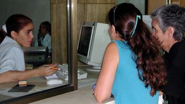Dos cubanas son atendidas en una oficina de Correos de Cuba.&nbsp;
