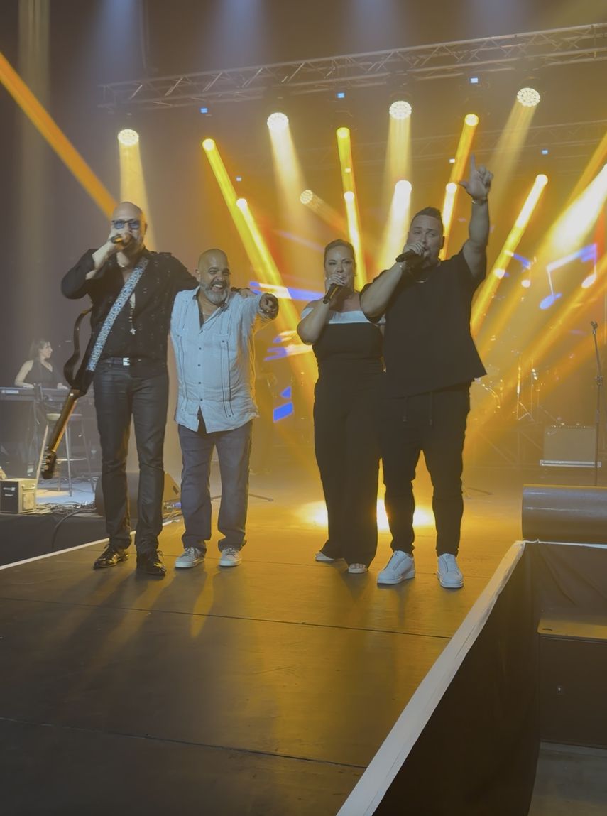 La agrupación musical "Los Tres de La Habana" junto a Peter Regalado, en la noche de su presentación.