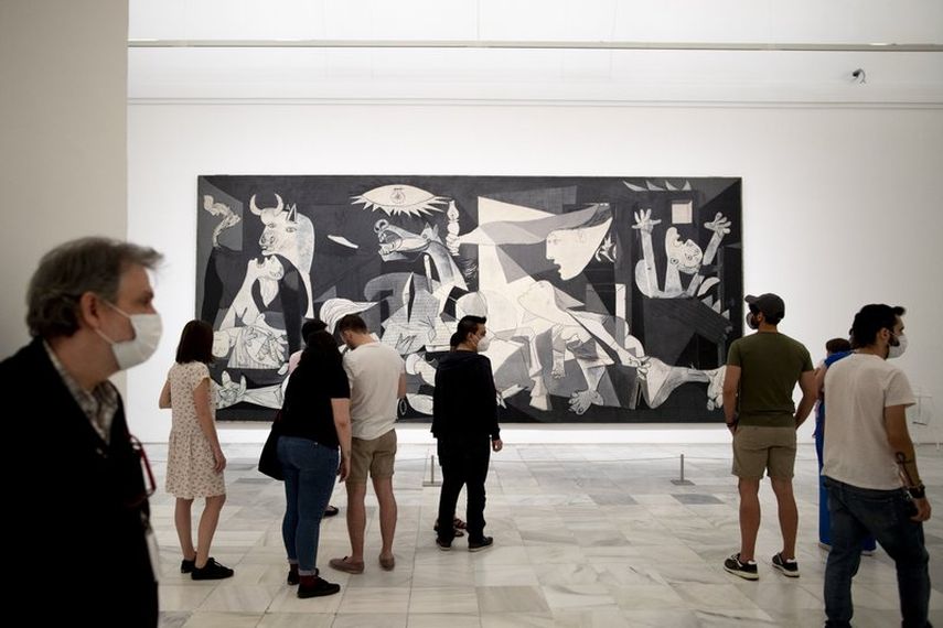 Visitantes contemplan el cuadro Guernica de Picasso en el Museo Reina Sof&iacute;a de Madrid, que reabri&oacute; al p&uacute;blico el s&aacute;bado seis de junio de 2020.&nbsp;