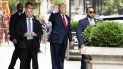 El expresidente Donald Trump gesticula mientras parte de la Torre Trump el miércoles 10 de agosto de 2022, en Nueva York. 