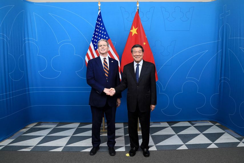 El secretario del Tesoro de Estados Unidos Scott Bessent y el vicepresidente de China He Lifeng durante un encuentro en Stocolmo, Suecia.