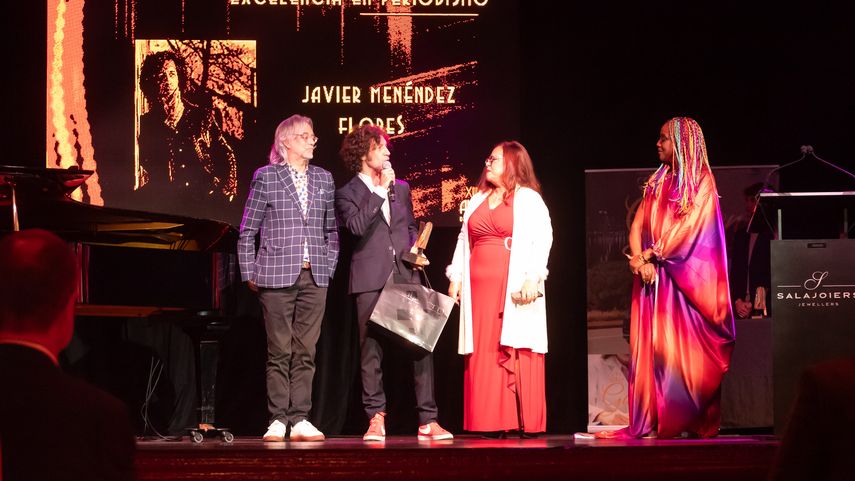 El periodista y escritor español Javier Menéndez Flores recibe el reconocimiento Excelencia en Periodismo 2025 en Premios Alegría de Vivir, de la mano de la directora ejecutiva de DIARIO LAS AMÉRICAS, Iliana Lavastida, y el periodista Víctor Armela, del diario La Vanguardia.