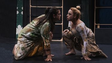Dairín Valdés y María Paula Cruz interpretan Bajamar, de Eddy Díaz-Souza y dirigida por Miriam Bermúdez.