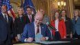 El gobernador Spencer Cox promulga dos proyectos de ley que regulan el uso de las redes sociales durante una ceremonia en el Capitolio estatal, en Salt Lake City, el jueves 23 de marzo de 2023.&nbsp;