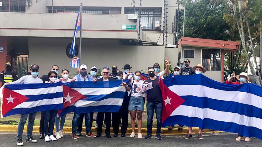 Cubanos radicados en San José de Costa Rica protestan frente a la embajada del régimen castrista por la libertad de su pueblo en la isla.