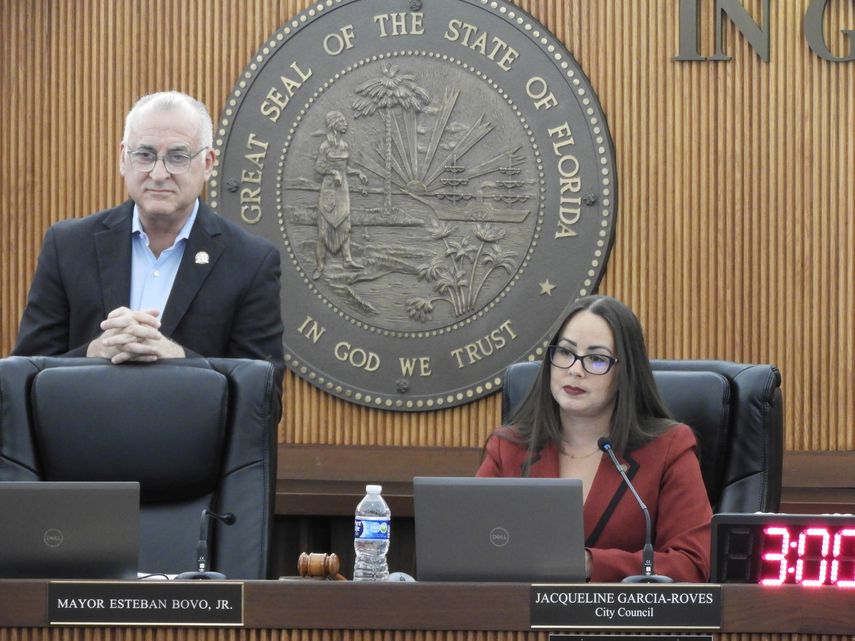 Alcalde Esteban Bovo junto a la presidente del Concejo de Hialeah, Jackie García-Roves. Alcalde Esteban Bovo junto a la presidente del Concejo de Hialeah, Jackie García-Roves.