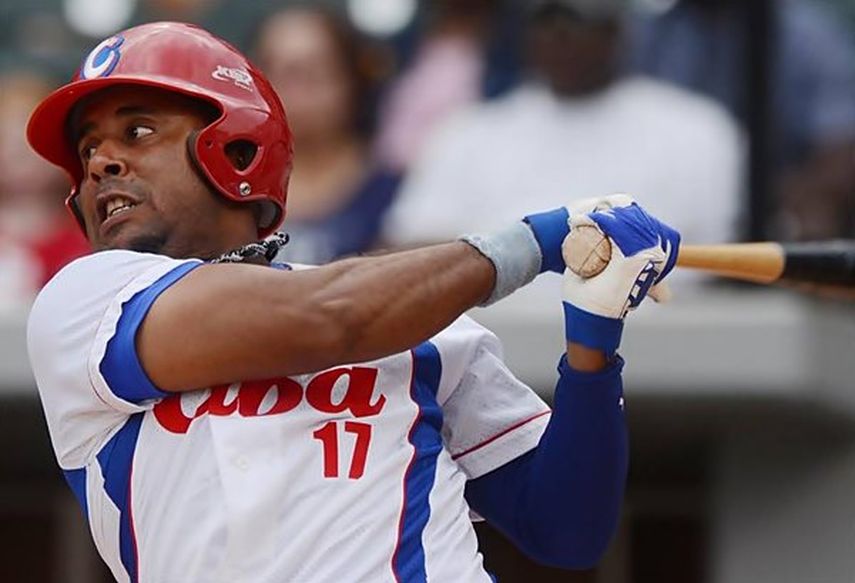Guerra jugó 10 temporadas en Cuba y promedió para 303 con 76 jonrones. (CORTESÍA/SWINGCOMPLETO)