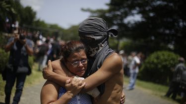 Un estudiante abraza a un familiar durante una protesta en Nicaragua.&nbsp;