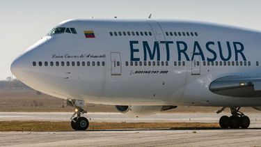 Vista del Boeing 747-300 registrado con el número YV3531 de la aerolínea de carga venezolana Emtrasur en el aeropuerto internacional de Córdoba, Argentina, el 6 de junio de 2022, antes de despegar hacia Buenos Aires.