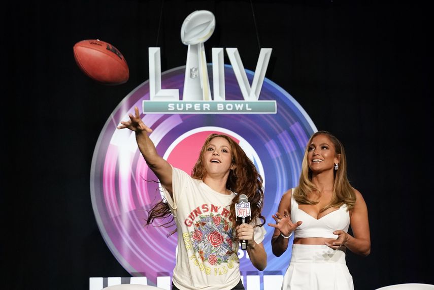 Jennifer L&oacute;pez y Shakira, quienes encabezar&aacute;n el espect&aacute;culo del medio tiempo del Super Bowl este domingo, durante una conferencia de prensa en Miami el jueves 30 de enero del 2020.&nbsp;