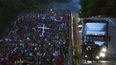 Migrantes, muchos de Centroamérica y Venezuela, caminan por la carretera Huehuetán en el estado de Chiapas, México.