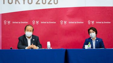 El director general de los Juegos de Tokio, Toshiro Muto, izquierda, y la presidenta del comité organizador, Seiko Hashimoto, atienden una conferencia de prensa luego de recibir un reporte de expertos en enfermedades infecciosas, el viernes 18 de junio de 2021, en Tokio