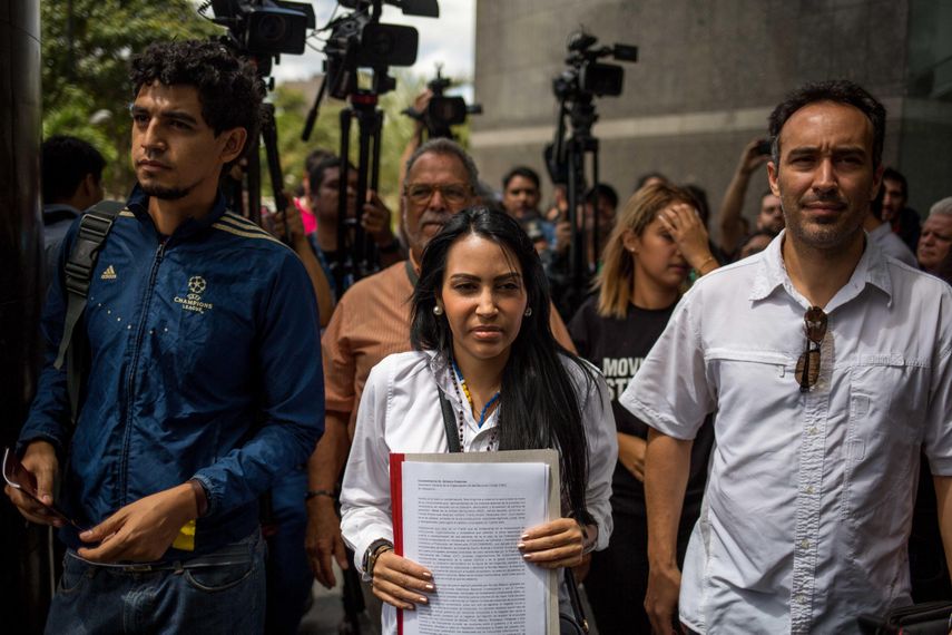 Una comisión del frente, encabezada por la diputada Delsa Solórzano, entregó a la representación del organismo internacional un documento en el que le solicita que no convaliden el fraude electoral de mayo.