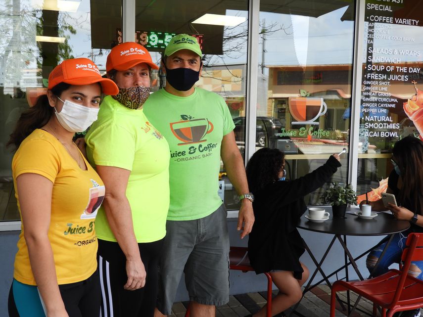 María Alvarado, Lilliana Ferrá, Vladimir Fajardo frente al&nbsp; Juice & Coffee Bar