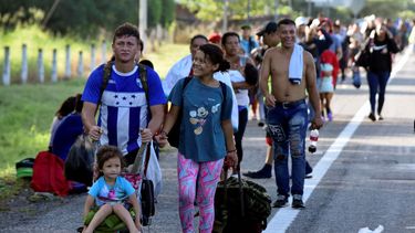 Migrantes llegan a pie a Huehuetán, México, el martes 31 de octubre de 2023, en su camino hacia la frontera con Estados Unidos.