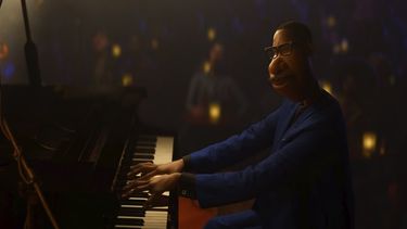 En esta imagen difundida por Disney/Pixar el personaje de Joe Gardner, cuya voz hace Jamie Foxx, en una escena de Soul. El estreno de la cinta animada se pas&oacute; de junio a noviembre debido a la pandemia del coronavirus.&nbsp;