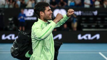 El español Carlos Alcaraz celebra con sus aficionados tras ganarle al australiano Alex De Miñaur en su partido de cuartos de final individual masculino en el décimo día del torneo de tenis Abierto de Australia en Melbourne, el 27 de enero de 2026.&nbsp;