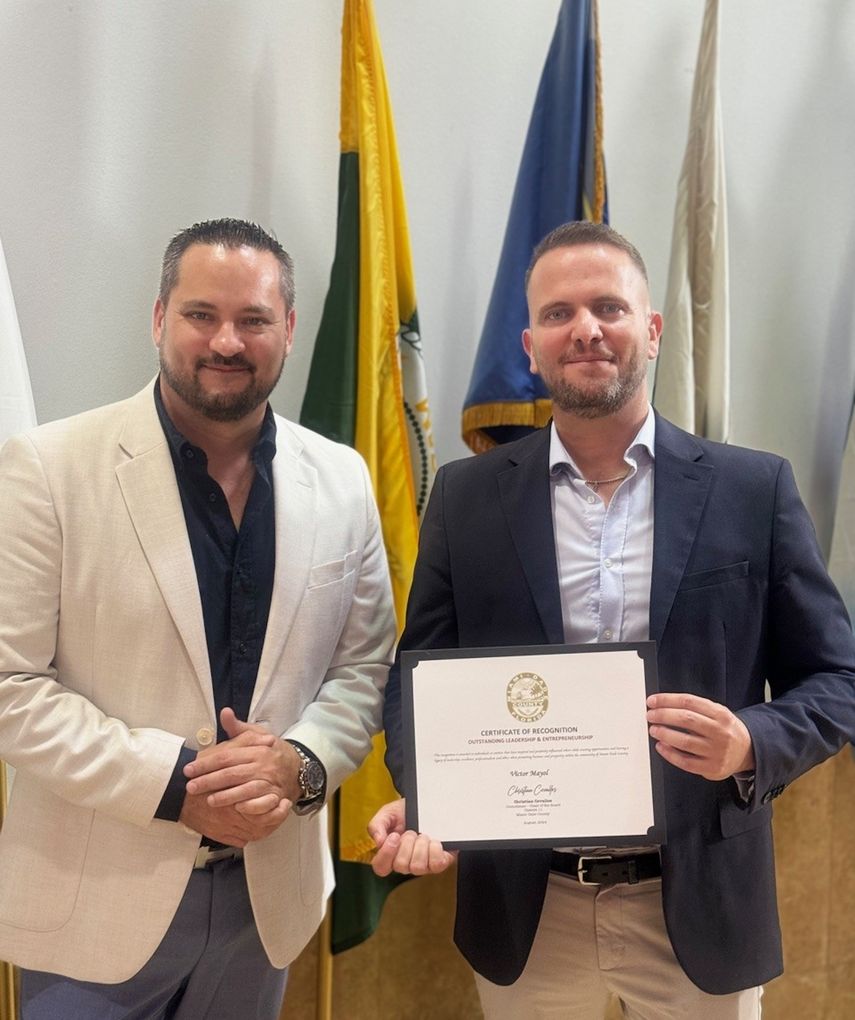 Víctor Mayol recibe el premio Outstanding Leadership and Entrepreneur en 2023, de manos de Christian Cevallos, miembro del Distrito 11 del condado Miami-Dade.