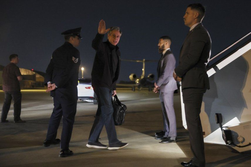 El secretario de Estado estadounidense Antony Blinken saluda antes de abordar un avión hacia China en la Base Andrews, Maryland, 16 de junio de 2023.&nbsp;