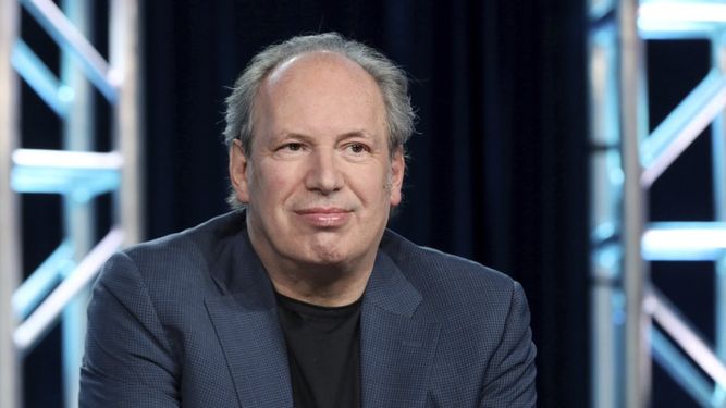 Hans Zimmer habla durante el panel de BBC America Seven Worlds, One Planet en el evento AMC Networks TCA 2020 Winter Press Tour el 16 de enero de 2020 en Pasadena, California. Zimmer y Jacob Shea crearon la música para el especial Planet Earth: A Celebration.  