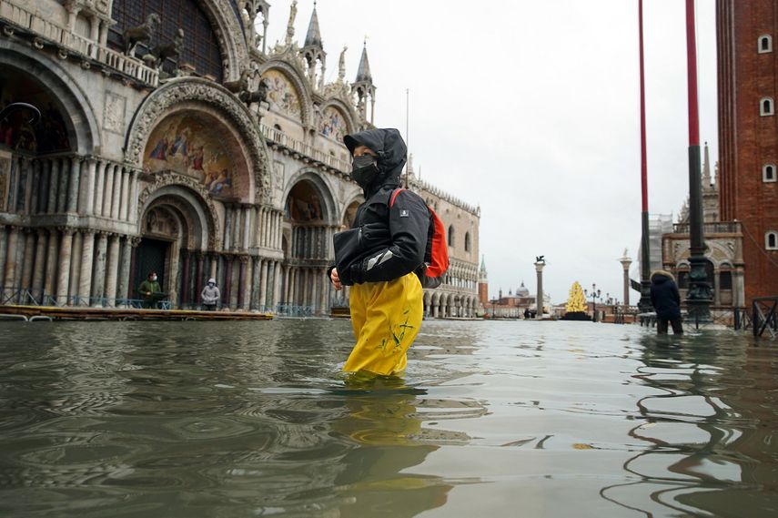 En esta foto de archivo del 8 de diciembre de 2020, gente atraviesa la plaza de San Marco inundada en Venecia.&nbsp;