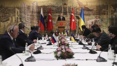 En esta imagen proporcionada por la presidencia de Turquía, el presidente de Turquía, Recep Tayyip Erdogan, en el centro, ofrece un discurso para recibir a las delegaciones rusa, a la izquierda, y ucraniana, a la derecha, antes de sus negociaciones en Estambul, Turquía, el martes 29 de marzo de 2022.&nbsp;