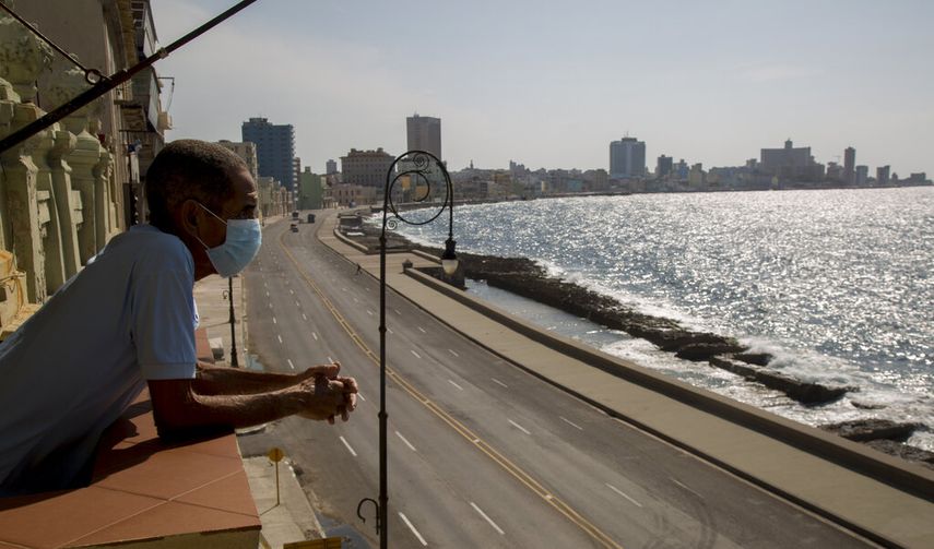 El trabajador Julio Diago mira la carretera vac&iacute;a a lo largo del malec&oacute;n desde el restaurante Nazdarovie, que est&aacute; cerrado por la cuarentena para contener la propagaci&oacute;n del nuevo coronavirus en La Habana, Cuba, el lunes 27 de abril de 2020.&nbsp;