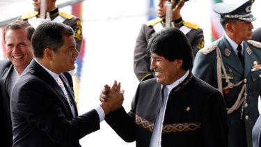 Rafael Correa le da la bienvenida al presidente de Bolivia, Evo Morales a su llegada a Quito, en la nueva sede de la UNASUR 
