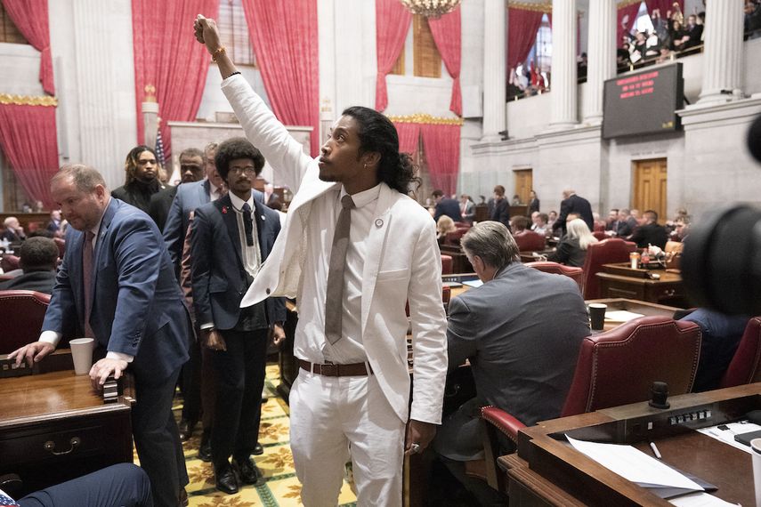 El exrepresentante Justin Jones levanta el puño en el recinto de la Cámara de Representantes de Tennessee, el jueves 6 de abril de 2023, en Nashville, Tennessee.&nbsp;