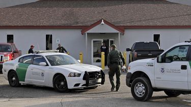 En esta fotografía de archivo del 23 de junio de 2018, un agente de la Patrulla Fronteriza camina entre vehículos afuera del Centro Principal de Procesamiento en McAllen, Texas.&nbsp;