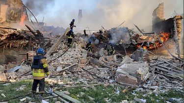 Esta fotografía distribuida por el Servicio Estatal de Emergencia de Ucrania el 8 de mayo de 2022 muestra a los bomberos ucranianos apagando un incendio después de que misiles rusos alcanzaran una escuela en la región de Lugansk, en el este de Ucrania, el 7 de mayo de 2022.&nbsp; &nbsp; &nbsp;