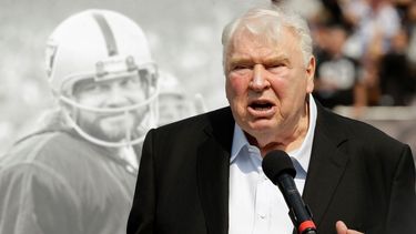 El ex entrenador en jefe de los Raiders de Oakland, John Madden habla sobre el exquarterback Ken Stabler, al fondo, durante una ceremonia en honor a Stabler al medio tiempo del partido entre los Raiders y los Bengals de Cincinnati, el 13 de septiembre de 2015, en Oakland, California