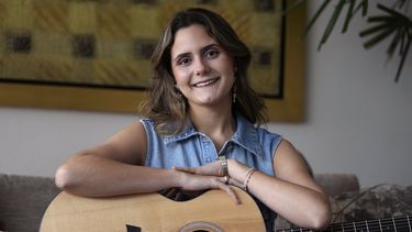 La cantante venezolana Tiare posa en su casa en Lima, Perú, el 24 de octubre de 2022. Tiare está nominada al Latin Grammy como mejor nuevo artista.