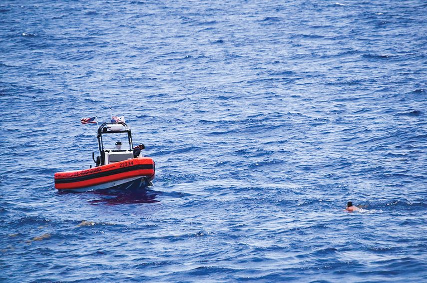 Patrullera de la Guardia Costera rescata a un migrante cubano que naufragó en su balsa rumbo a EEUU.