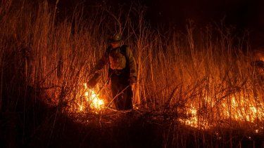 Un bombero intenta controlar uno de los incendios en el noroeste de Los Ángeles, el 13 de enero de 2025.