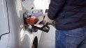 Un hombre pone gasolina a su auto. El precio de la gasolina fluctúa acorde a la fórmula de oferta y demanda, acompañada del valor del petróleo. Un hombre pone gasolina a su auto. El precio de la gasolina fluctúa acorde a la fórmula de oferta y demanda, acompañada del valor del petróleo.