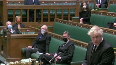 Una captura de video de imágenes transmitidas por la Unidad de Grabación Parlamentaria (PRU) del Parlamento del Reino Unido muestra al primer ministro británico Boris Johnson hablando durante un discurso humilde expresando las condolencias de la Cámara por la muerte del príncipe Felipe de Gran Bretaña, duque de Edimburgo, en un híbrido socialmente distanciado. sesión en la Cámara de los Comunes en Londres el 12 de abril de 2021.&nbsp; &nbsp;