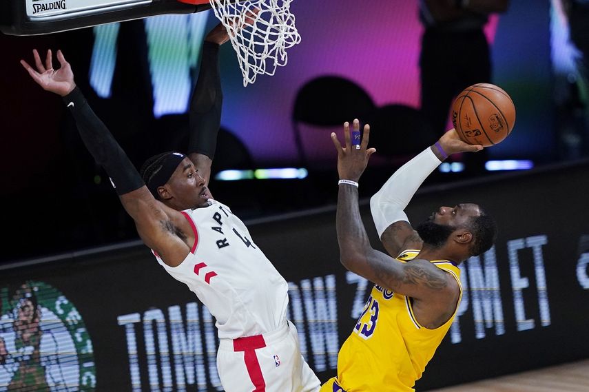 LeBron James (23) de los Lakers de Los &Aacute;ngeles dispara al aro frente a Rondae Hollis-Jefferson (4) de los Raptors de Toronto, el s&aacute;bado 1 de agosto de 2020, en Lake Buena Vista, Florida.&nbsp;