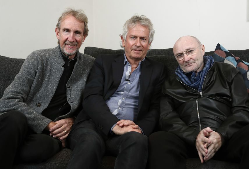 En esta foto del 4 de marzo de 2020, los miembros de Genesis: Mike Rutherford, Tony Banks y Phil Collins, de izquierda a derecha, posan para una foto durante una entrevista en Londres.