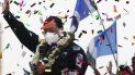 El candidato presidencial boliviano del Movimiento al Socialismo (MAS), Luis Arce, saluda a sus partidarios durante el cierre de su campaña para las elecciones presidenciales del 18 de octubre en El Alto, Bolivia, el miércoles 14 de octubre de 2020. El candidato presidencial boliviano del Movimiento al Socialismo (MAS), Luis Arce, saluda a sus partidarios durante el cierre de su campaña para las elecciones presidenciales del 18 de octubre en El Alto, Bolivia, el miércoles 14 de octubre de 2020.