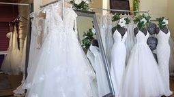 Vestidos de boda en exhibición en una tienda para novias, el 28 de febrero de 2020, en East Dundee, Illinois.&nbsp;