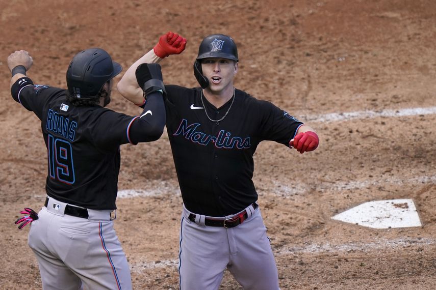 Miguel Rojas celebra con Corey Dickerson de los Marlisnde Miami despu&eacute;s de su cuadrangular de tres carreras en la s&eacute;ptima entrada ante los Cachorros de Chicago en el primer juego de comod&iacute;n de la Liga Nacional el mi&eacute;rcoles 30 de septiembre del 2020