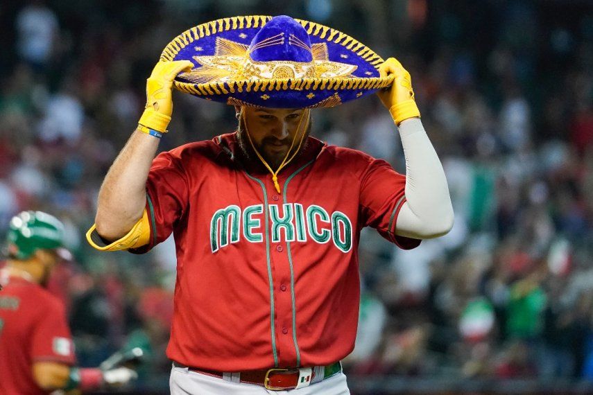 Rowdy Téllez celebra tras batear un jonrón para México en el juego contra Canadá por el Clásico Mundial de Béisbol, el miércoles 15 de marzo de 2023, en Phoenix.