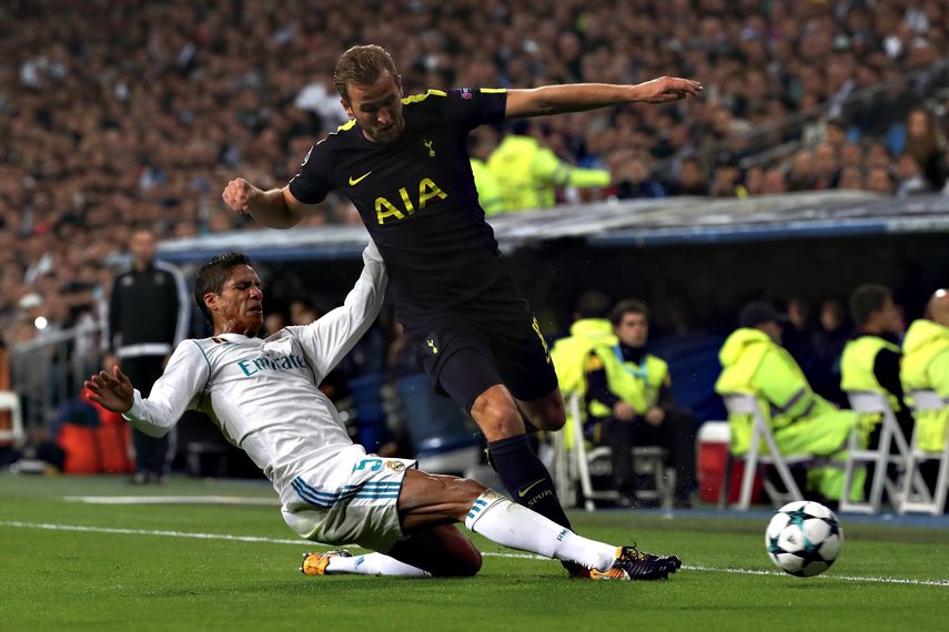 El delantero del Tottenham Harry Kane (derecha), pelea un balón con el defensa francés del&nbsp;Real&nbsp;Madrid Raphael Varane.