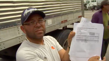 Uno de los camioneros muestra el recibo del pago del curso para obtener la licencia.&nbsp;