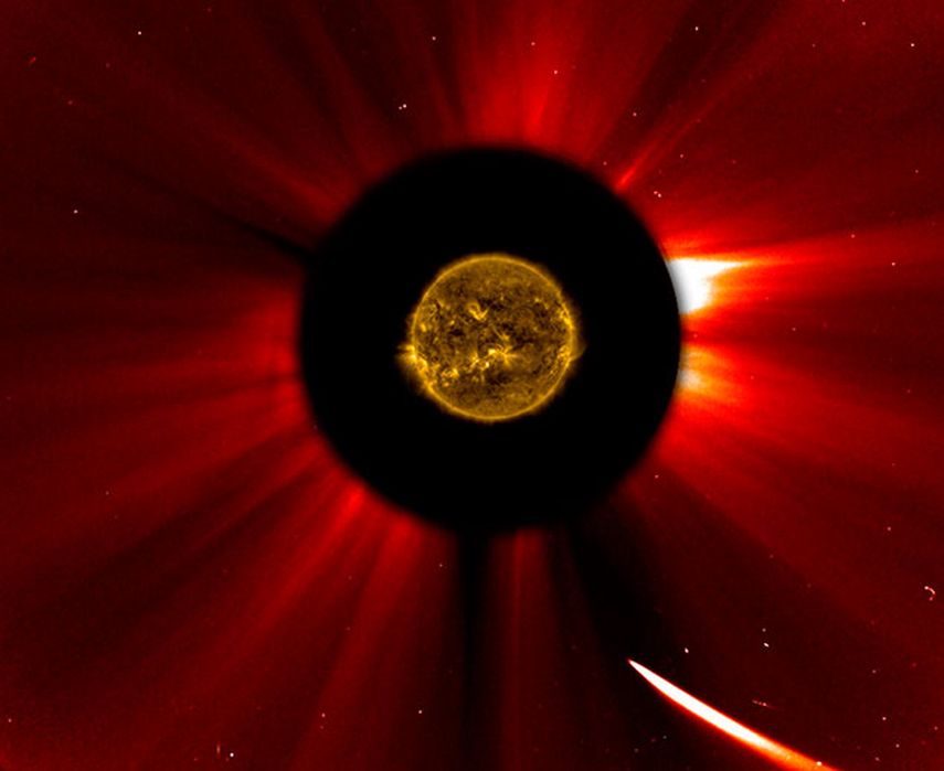 En esta imagen compuesta enviada por la NASA, el cometa ISON se acerca al sol el jueves, 28 de noviembre del 2013. (Foto AP/ESA&NASA SOHO/SDO)