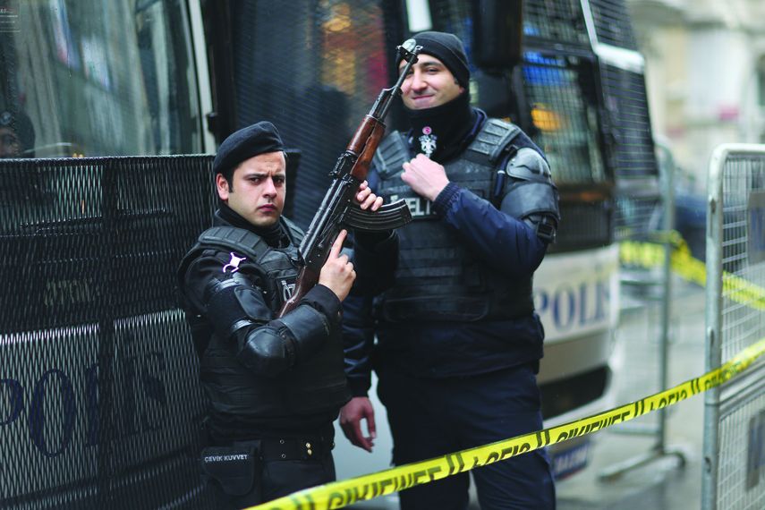 La Policía turca ante motines custodia la Embajada de Holanda, luego que el presidente de Turquía acusara a Holanda y otros países europeos de fascistas.